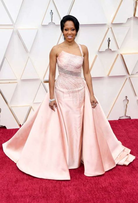 <p>HOLLYWOOD, CALIFORNIA - FEBRUARY 09: Regina King attends the 92nd Annual Academy Awards at Hollywood and Highland on February 09, 2020 in Hollywood, California. (Photo by Kevin Mazur/Getty Images)</p> Oscars 2020 Red Carpet, Vestidos Oscar, Oscar 2020, Hollywood Glamour Aesthetic, Tony Hale, Glamour Aesthetic, Oscars Red Carpet Dresses, Oscars 2020, Pink And Red Dress