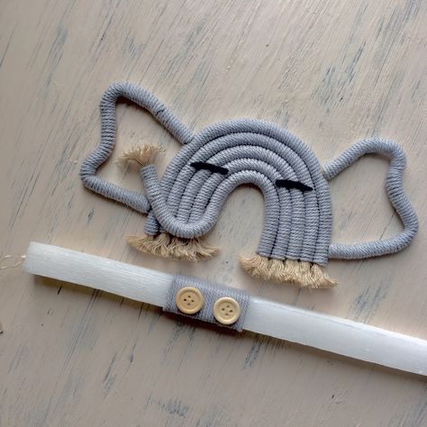 Macrame Elephant Tutorial, Macrame Elephant, Easter Macrame Ideas, God's Eye Craft, Diy Laine, Wool Crafts Diy, Macrame Baby, Pola Macrame, Boho Crafts Diy