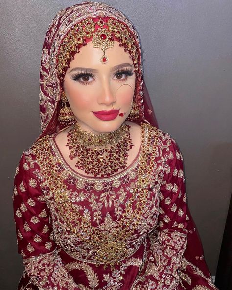 Desi Hijabi Wedding, Hijabi Pakistani Bride, Desi Hijabi Bride, Hijabi Desi Bride, Hijab Bride Pakistani, Hijabi Bride Pakistani, Shaadi Makeup, Hijabi Bride, Hijabi Wedding