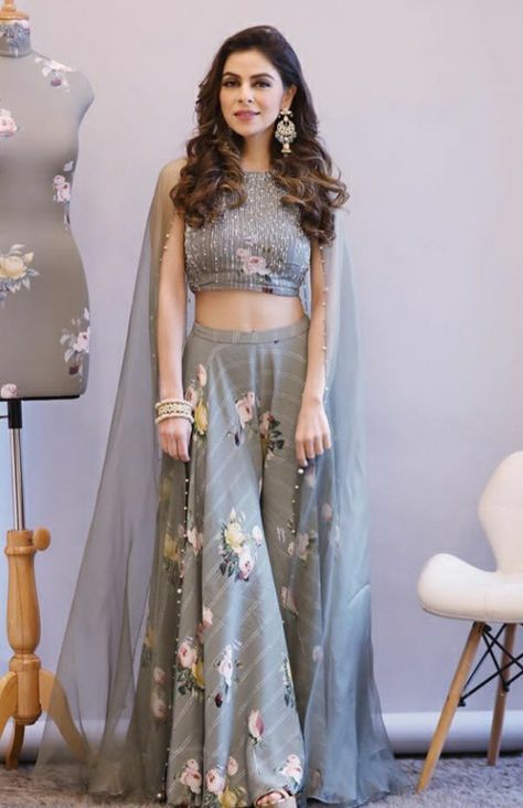 वेस्टर्न ड्रेस, भारतीय दुल्हन संबंधी, डिजाइनर कपड़े, Indian Outfits Lehenga, Traditional Indian Outfits, Indian Gowns Dresses, Ghagra Choli, Party Wear Lehenga, Indian Gowns