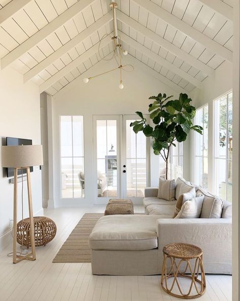 16 coastal chic decorating ideas that will transport you to the beach Nyc Apartment Decorating, Summer Living Room, Living Room Decor Neutral, Interior Design Minimalist, Sunroom Decorating, Living Room Trends, Coastal Living Room, Neutral Living Room, Inspired By