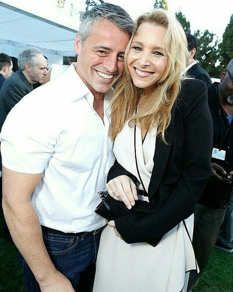 🍕 on Instagram: “Tag someone who loves their friendship⬇ Matt LeBlanc and Lisa Kudrow, 2012 Follow @friendsx90s for more🍕” Joey And Phoebe, Friends 1994, Humour Geek, Model Tips, Lisa Kudrow, Matt Leblanc, Ross Geller, Friends Cast, Joey Tribbiani