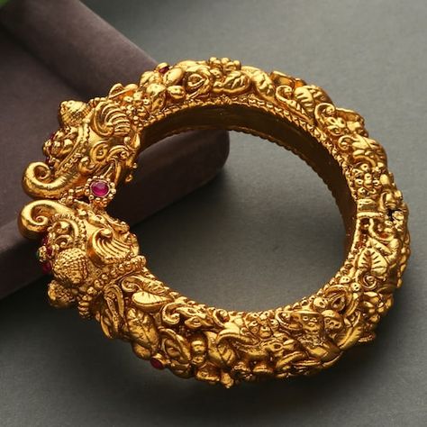 Temple Work, Temple Jewelry Necklace, Gold Temple Jewellery, Antique Necklaces Design, Antique Gold Jewelry Indian, Gold Bangle Set, Antique Jewellery Designs, Gold Necklace Indian Bridal Jewelry, Bracelets Design