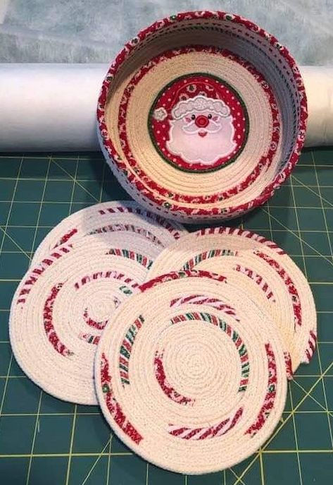 Christmas Rope Baskets, Rope Sewing, Rope Basket Tutorial, Rope Coasters, Coiled Fabric Bowl, Rope Craft Ideas, Clothesline Basket, Wrapped Rope, Fabric Basket Tutorial