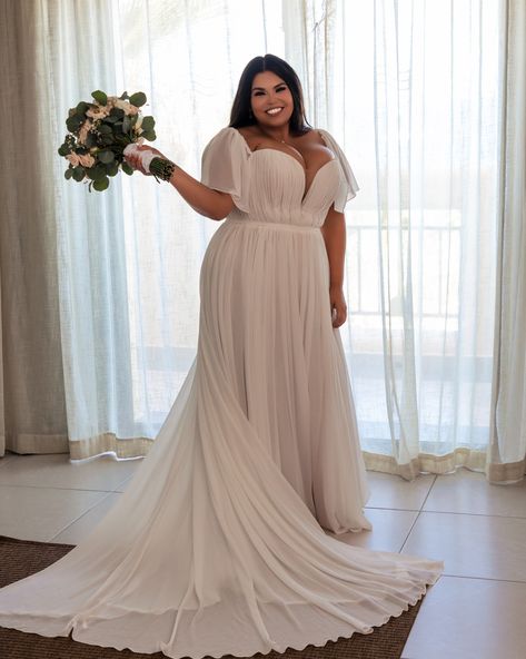 "I loved the built in corset, the gorgeous fabric, and of course the hidden shimmer underneath. It was perfect for my destination wedding because the wind would make my dress move so magically." We are beyond grateful for this feedback from our stunning bride, Cecily! She found her dream dress—the flowy and romantic custom Iris gown—at @dellacurva in Tarzana, CA. We couldn’t be happier when our brides find the gown that perfectly matches their vision and the concept of their special day, ju... Curvy Wedding, Beyond Grateful, Be Happier, Plus Size Wedding, My Dress, Wedding Poses, Gorgeous Fabrics, Full Figured, Bridal Outfits