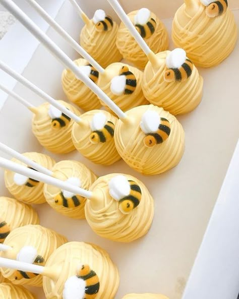 Bee Cake Pops, Bee Themed Birthday Party, Deco Cupcake, Bee Cake, Honey Bee Baby Shower, Bee Birthday Party, Bee Cakes, 귀여운 음식 그림, Bee Baby Shower Theme