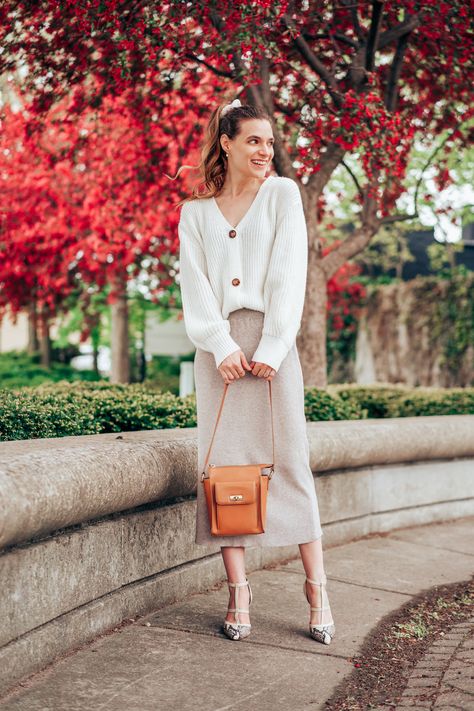 How To Style Rib Knit Skirt, Knit Midi Skirt Outfit Fall, Straight Midi Skirt Outfit, Ribbed Knit Skirt Outfit, Knit Skirt Outfit Fall, Rib Knit Skirt Outfit, Knitted Midi Skirt Outfit, Cream Knit Skirt Outfit, Long Knit Skirt Outfits