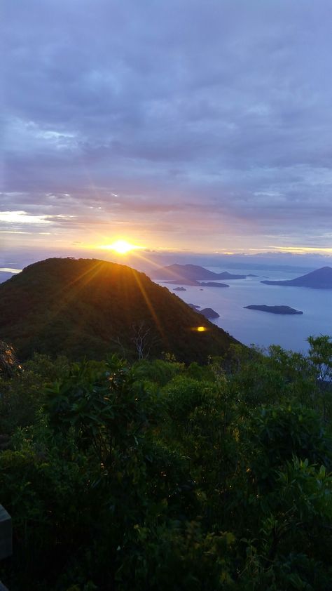 Sunrise @ Volcan Conchagua, La Union El Salvador. One of the best ones I've seen! El Salvador Wallpaper Iphone, El Salvador Aesthetic Wallpaper, El Salvador Wallpaper, El Salvador Aesthetic, Salvador Aesthetic, Aesthetic Art Wallpaper, El Salvador Travel, God Creation, Watercolour Ideas