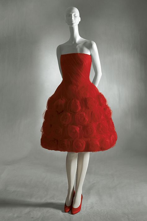 Valentino haute couture 1960. I would totally rock this dress. Somerset House, Valentino Haute Couture, Fashion 1960s, Couture Mode, Vintage Couture, 1960s Fashion, 60s Fashion, Vintage Beauty, Historical Fashion