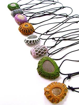 ittleowlarts.blogspot.de Crochet Stone, Rock Necklace, Macrame Jewelry, Bijoux Diy, Crochet Accessories, Crochet Jewelry, Yarn Crafts, Crocheted Item, Crochet Crafts