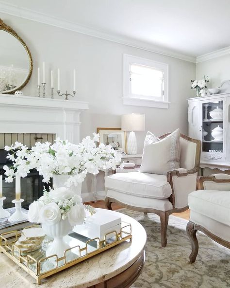 Traditional Glam Living Room, French Glam Living Room, Cream Living Room Decor, Glam Room Ideas, Formal Room, Transitional Glam, Parisian Living Room, Country Living Room Design, Traditional Glam