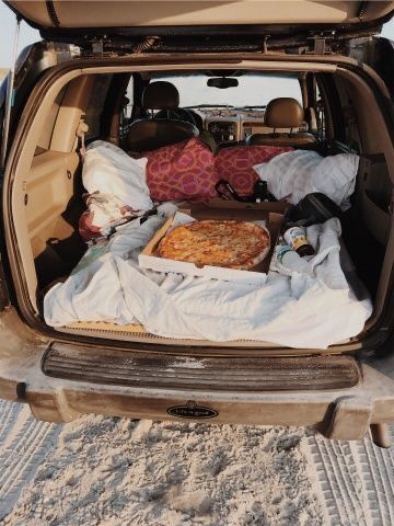 dm for credit/removal Car Sleepover, Camping Date, Car Picnic, Dream Dates, Cute Date Ideas, Dream Date, Fun Sleepover Ideas, Picnic Date, Drive In Movie