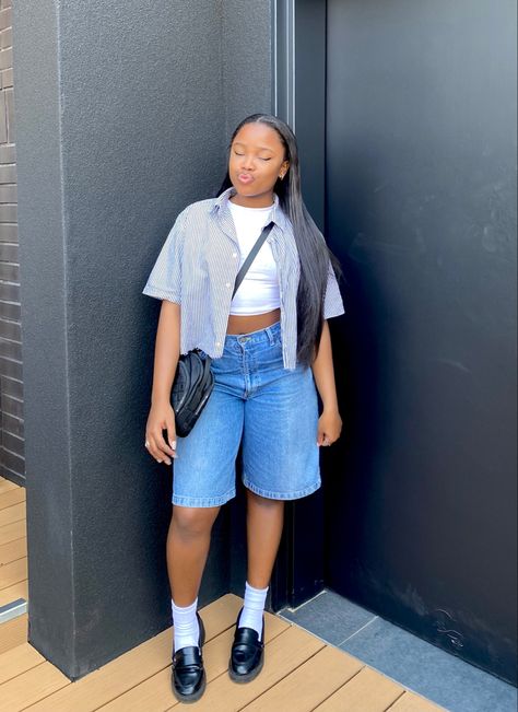 Cropped Boxy Shirt Outfit, Jots Outfits, Styling Jorts Girl, How To Style Jorts Women, Jorts Womens Fit, Jorts Outfit Women’s, Black Loafer Outfits Women, Outfit With Loafers Women, Casual Loafers Outfit