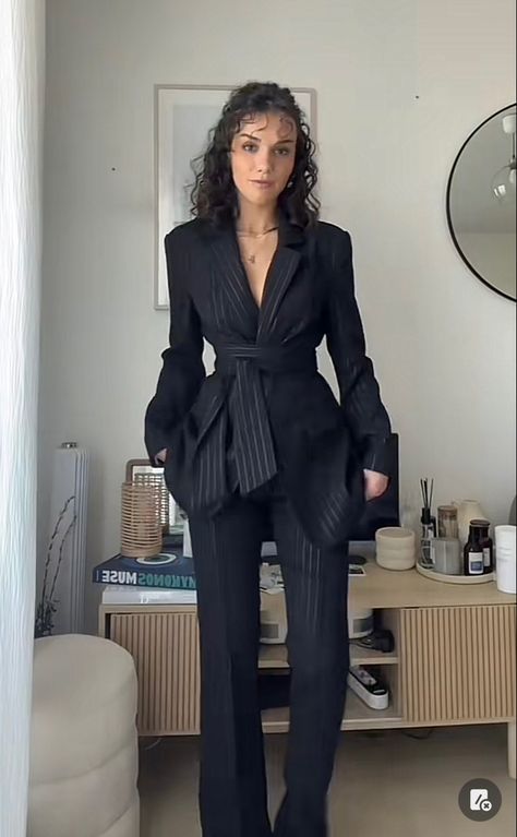 Models In Suits Women, Office Outfits Black Women Classy, Black Suit For Women Lawyer, Black Suit Style Women, Graduation Outfit Pants Classy, Cute Women Suits, Black Tie Outfit Ideas Women, Court Case Outfit, Female Classy Outfits