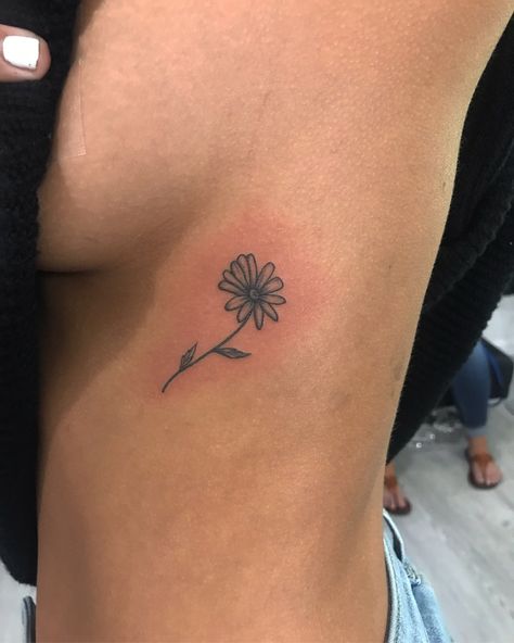 Cool Daisy Tattoos, Pretty Daisy Tattoo, Marguerite Flower Tattoo, Dainty Daisy Tattoo Wild Flowers, Daisy Tattoo Side Rib, Ox Eye Daisy Tattoo, Small Daisy Tattoo Behind Ear, Daisy Side Tattoo, Daisy April Tattoo