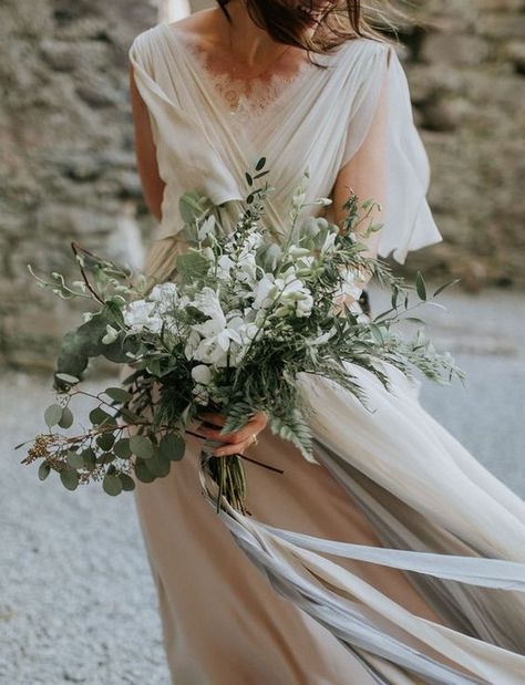 Sage Green Wedding Colors, Wedding Bouquet Ideas, Greenery Wedding Bouquet, Green Wedding Bouquet, Wedding Flower Guide, Greenery Bouquet, Wedding Color Trends, Boho Wedding Bouquet, Green Wedding Colors