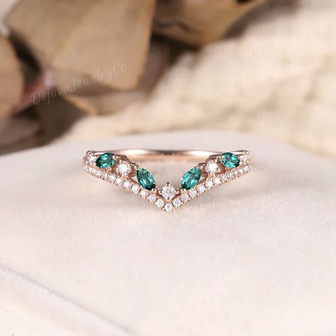 Graceful Marquise Shaped Emerald Curved Wedding Band, a Unique Moissanite and Diamond-Accented Promise Ring with a Curved Stacking Design. Crafted in Rose Gold, This Elegant Wedding or Promise Ring for Women Features a Stunning Emerald Centerstone, Offering Timeless Elegance and Romance. Moissanite wedding band:  https://www.etsy.com/listing/1511909251 Aquamarine wedding band: https://www.etsy.com/listing/1480701478 Black rutilated quartz wedding band: https://www.etsy.com/listing/1511135891 Per Wedding Rings With Emerald Accents, Curved Wedding Band For Oval Ring, Aquamarine Wedding Band, Amethyst Wedding Band, Promise Ring Diamond, Aquamarine Wedding, Emerald Wedding Band, Ring Stacks, Band Ideas