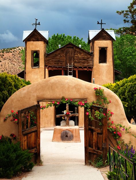 Santuario de Chimayo Church. In the village of Chimayo, New Mexico. Chimayo New Mexico, Travel New Mexico, Santa Fe Style, New Mexico Usa, Old Churches, Country Church, Albuquerque New Mexico, Land Of Enchantment, Cathedral Church