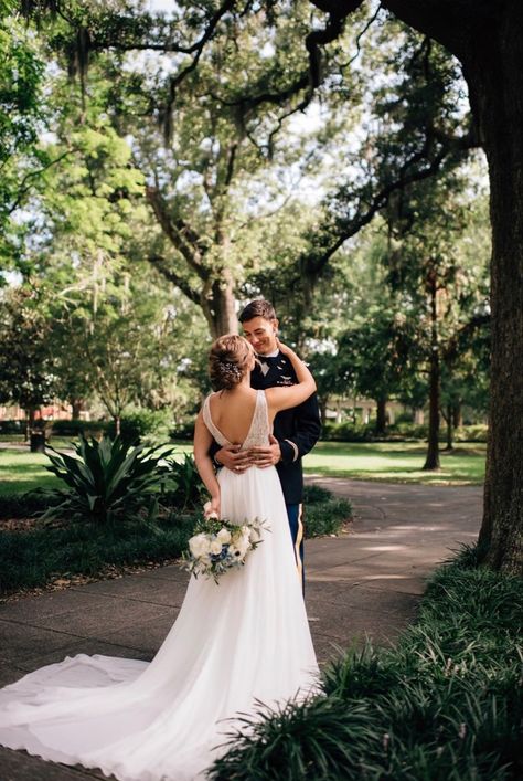 Park Wedding Photoshoot, Wedding Park Photoshoot, Park Wedding Pictures, Photo Inspo Wedding, Wedding Day Poses Couple, Garden Wedding Poses, Simple Wedding Picture Ideas, Wedding In The Park, Wedding Park Photos