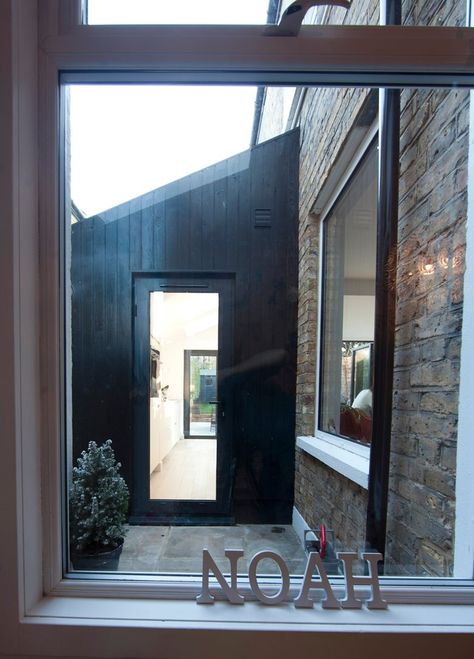 Dulwich Extension | Creating a little courtyard to preserve the light in the existing rooms Victorian Terrace Extension, Victorian Terrace Kitchen, Bungalow Extensions, Side Return Extension, Terrace Floor, Side Extension, Side Return, Kitchen Redesign, Internal Courtyard