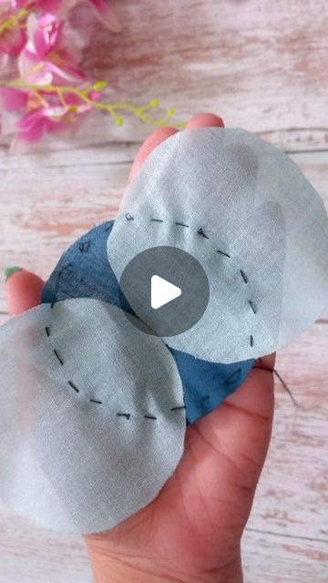 Craft Hair Accessories, Fabric Flower Hair Clip, Diy Cute Hair Accessories, Making Hair Bows Out Of Fabric, Hair Accessories Fabric, Hair Accessories To Sew, Fabric Flower Hair Accessories, Hair Decorations Diy, Hair Clips Making