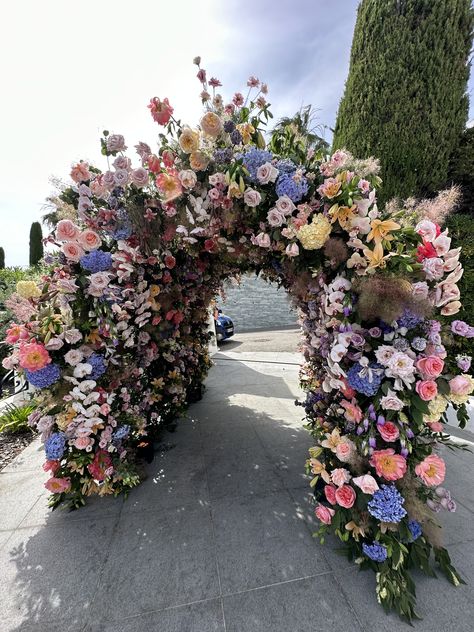 Diy Flower Tunnel, Floral Tunnel Entrance Wedding, Flower Tunnel Wedding Entrance, Flower Tunnel Wedding, Floral Tunnel, Entryway Flowers, Flower Tunnel, Wedding Tunnels, Dragon Colors