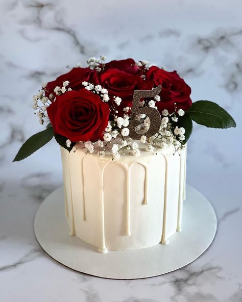 Red Rose Cake Design Birthday, White Cake With Red Flowers, Red Roses Birthday Party Ideas, Birthday Cake With Red Roses, Red Rose Cake Design, Red Cake Ideas, Red Rose Birthday Cake, Birthday Cake With Roses, Architecture Cake