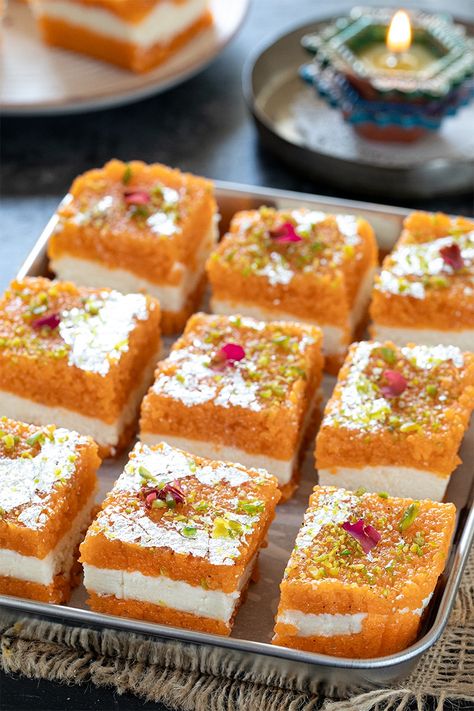 Moti Pak is a dual-flavored boondi burfi with a mawa layer sandwiched between motichoor layers. How to make Motichoor Pak burfi Easy Orange Cake Recipe, Orange Cake Recipe Easy, Vanilla Pound Cake Recipe, Orange Cake Easy, Cake Step By Step, Vanilla Pound Cake, Ramzan Recipe, Diwali Sweets Recipe, Easy Indian Dessert