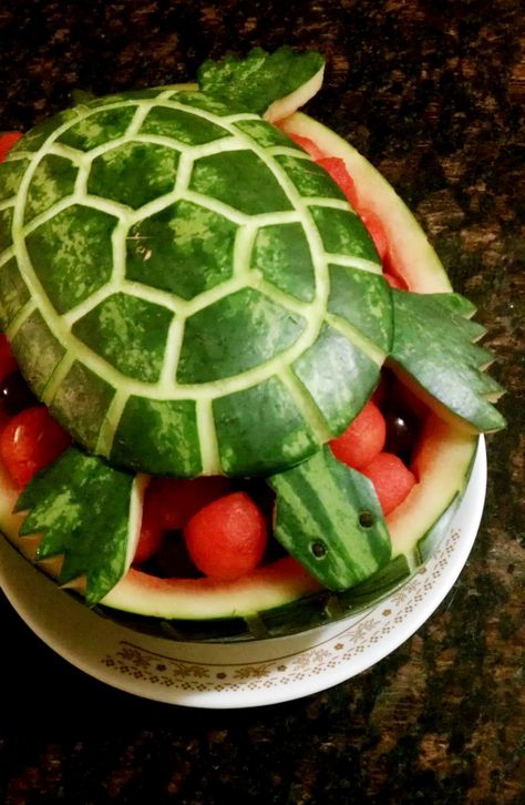 Watermelon Carving Easy, Adult Halloween Party Food, Watermelon Turtle, Watermelon Art, Decorações Com Comidas, Watermelon Carving, Fruit And Vegetable Carving, Cut Watermelon, Vegetable Carving