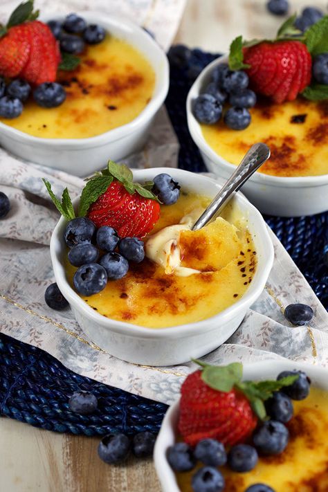 Creme Brulee Presentation Ideas, Creme Brulee Presentation, Creme Brulee Aesthetic, Best Creme Brulee Recipe, Creme Brulee Recipe Easy, Jordan Cake, Waffle Sandwiches, Creme Brulee Cheesecake, Cream Brulee