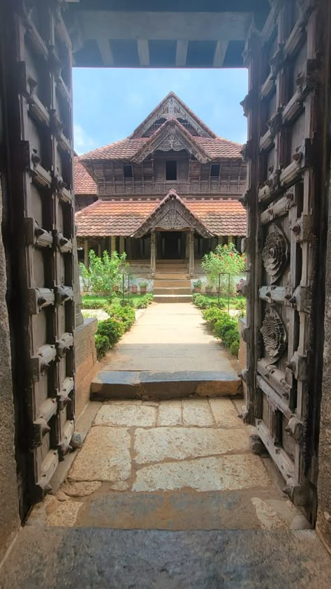 Traditional Indian Houses, Indian House Design, India House, Indian Room Decor, Ancient Indian Architecture, Kanyakumari, Indian Home Design, Indian Village, Thiruvananthapuram