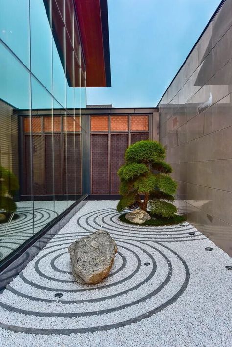 Creating a Serene Oasis: 30 Japanese-Inspired Garden Ideas Check more at https://zugnews.com/creating-a-serene-oasis-30-japanese-inspired-garden-ideas/ Modern Japanese Garden, Japanese Inspired Garden, Japanese Garden Landscape, Gravel Landscaping, Side Yard Landscaping, Zen Garden Design, Courtyard Gardens Design, Rooftop Terrace Design, Japan Garden