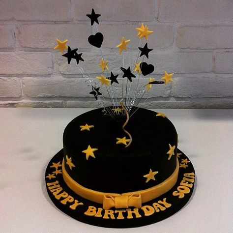 Black and gold cake Birthday Cake For Wife, Bolo Black, Golden Birthday Cakes, Black And Gold Cake, White Birthday Cakes, Golden Cake, School Cake, Simple Birthday Cake, Golden Birthday