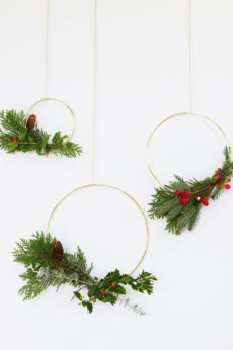 Homemade Christmas Wreaths, Hoop Wreaths, Minimalist Christmas Decor, Creative Wreaths, Homemade Wreaths, Christmas Wreaths To Make, Gold Diy, Minimalist Christmas, Pretty Christmas