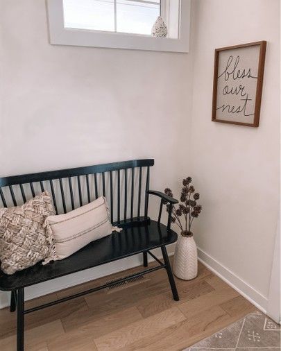 Black Entryway Bench, Farmhouse Mud Room, Bench Entryway, Black Bench, Entry Bench, Small Entryways, Bench Decor, Entry Way Design, Living Room Bench