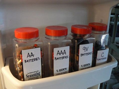 They best way to find batteries is to have a super cool battery storage system like this one here. | Community Post: 15 Genius DIY Storage Solutions Crystal Light Containers, Diy Storage Solutions, Creative Storage Solutions, Home Storage Solutions, Spice Containers, Creative Storage, Battery Storage, Jar Labels, Crystal Light