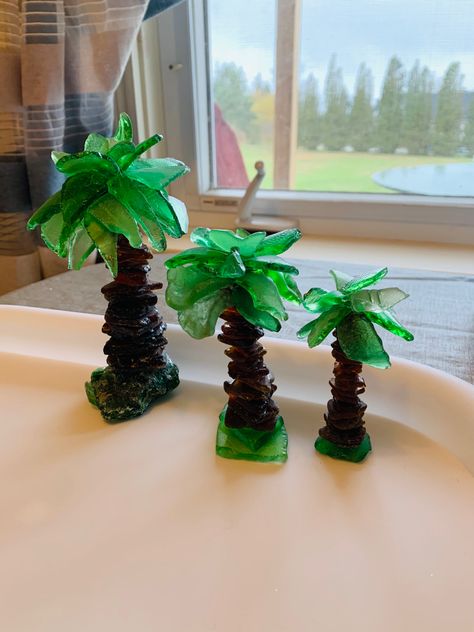 Palm Tree Sea Glass Art, Lake Glass Crafts, Seaglass Palm Tree, Sea Glass Sculpture, Sea Glass Palm Tree, Sea Glass Crafts Diy Projects, Sea Glass Tree Diy, Sea Glass Display Ideas, Sea Glass Trees