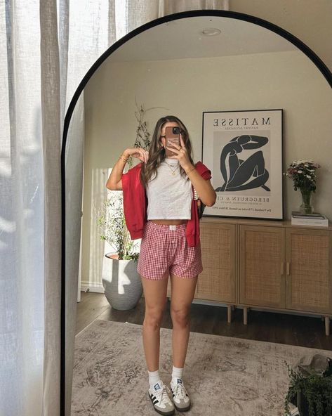 19 Best Boxer Shorts Outfits For The Ultimate "It Girl" Loo - The Wandering Girl Check Shorts Outfit, Style Boxer Shorts, Checked Shorts Outfit, Styling Boxer Shorts, Boxer Outfit Female, Outfits With Boxers, Boxer Short Outfits, Boxers Outfit Female, Boxers Outfit