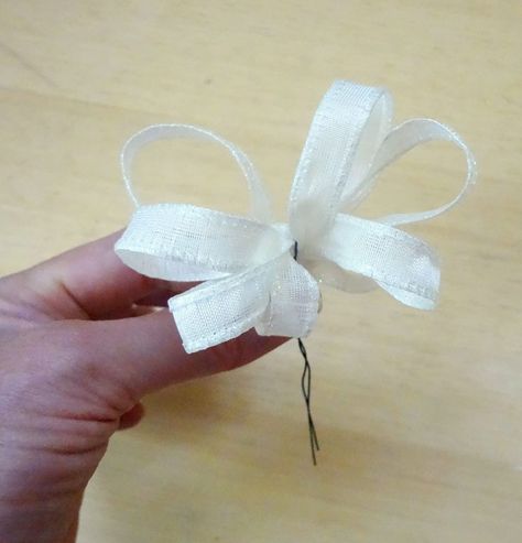 Corsage With Ribbon, Diy Corsage Wristlet, Corsage Wedding Mother, Wedding Garter Diy, Make A Corsage, Diy Wrist Corsage, Corsage Flowers, Diy Boutonniere, Homecoming Corsage