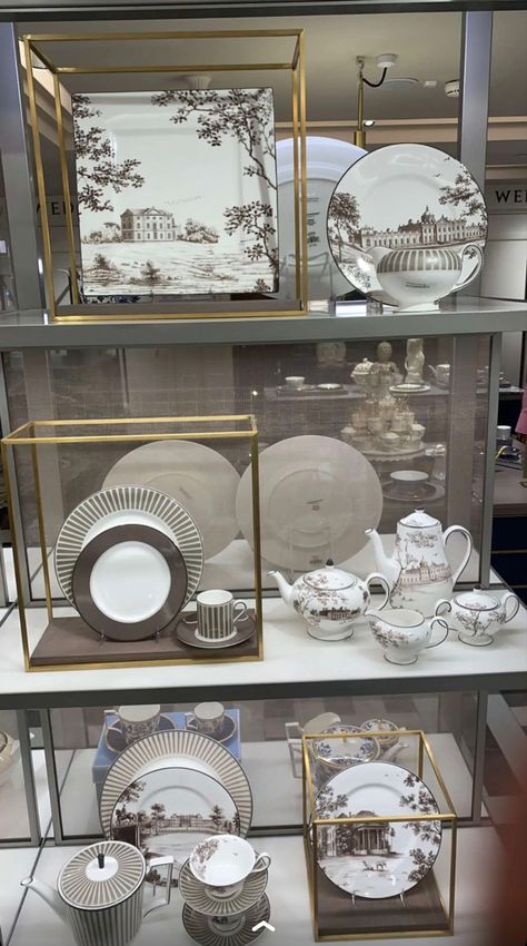 Crockery Display Retail, Dinnerware Display Ideas, Plate Pantry, Homeware Display, Crockery Display, Dinnerware Display, China Cabinet Decor, Tableware Display, Crockery Design