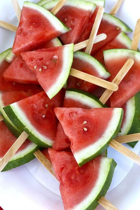 Tropisk Fest, Watermelon Sticks, Watermelon Pops, Picnic Theme, Picnic Birthday, God Mat, Picnic Food, Bbq Party, Picnic Party