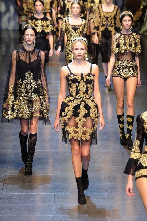 Gold Dresses, Diy Kostüm, Paris Mode, Milano Fashion Week, Milan Fashion Weeks, Cat Walk, Dolce E Gabbana, Baroque Fashion, Gold Fashion