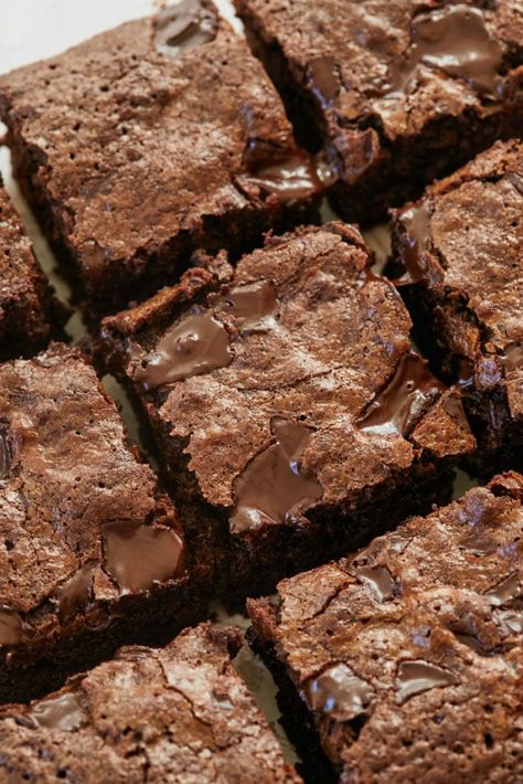 Crinkle Top Brownies have a lovely shiny, crinkly, crunchy top. Crinkle Top Brownies, Best Ever Brownies, Moist Brownies, Ultimate Brownies, Bigger Bolder Baking, Baking Cookbooks, Tray Bake Recipes, Crinkle Top, Brownie Toppings