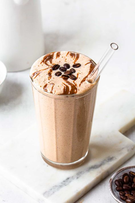 Vacation Cocktails, Coffee Breakfast Smoothie, Smoothie Without Banana, Coffee Smoothie Recipes, Iced Coffee Protein Shake, Coffee Protein Shake, Frozen Coffee, Smoothie Recipes Healthy Breakfast, Smoothie Drink Recipes