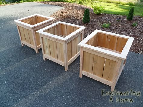 Super easy and inexpensive DIY Planter Boxes from fence material! Description from pinterest.com. I searched for this on bing.com/images Diy Wooden Planters, Planter Box Plans, Cedar Planter Box, Cedar Planters, Garden Planter Boxes, Diy Planter Box, Wooden Planter Boxes, Wooden Planter, Wood Planter Box