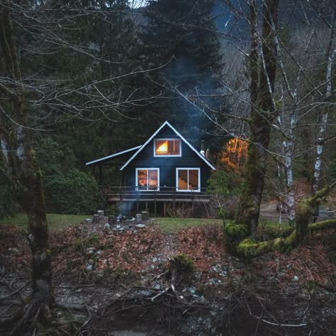 Forks Washington Houses, Washington State Houses, Pacific Northwest Aesthetic Home, Pacific Northwest House, Pacific Northwest Cabin, Lulu Aesthetic, Washington Cabin, Pnw House, Pacific Northwest Aesthetic