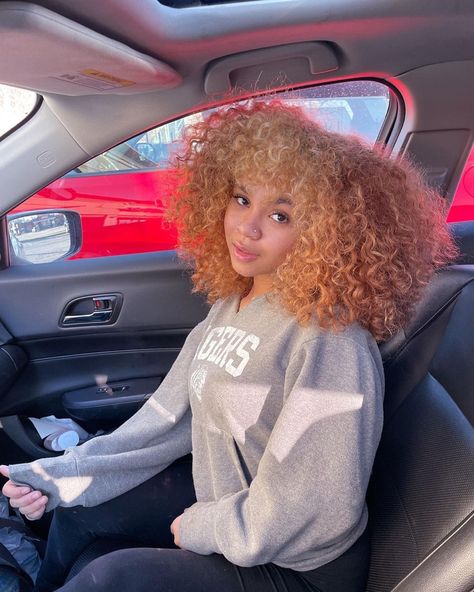 miixeddoll Bad Girl Style, Blonde Curly Hair, Dyed Hair Inspiration, Car Pics, Honey Blonde Hair, Blonde Hair Shades, Brown Blonde Hair, Hair Routines, Honey Blonde