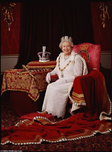 When Queen Elizabeth II was crowned, there was still a British Empire. Half the population... Lord Snowdon, Happy Afternoon, Official Portrait, Oliver Cromwell, Victoria Memorial, Rainha Elizabeth Ii, Reine Elizabeth, Cecil Beaton, Queen Pictures