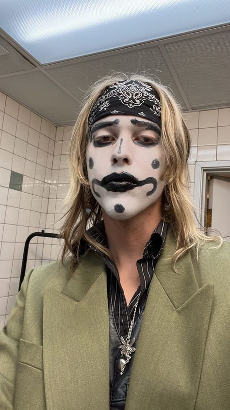 Wyatt shears Instagram story 12/12/21 The Garden Band, Band Makeup, Wyatt Shears, A Clown, The Garden, Band, Makeup, Green, On Instagram