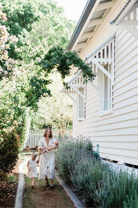 Painted Door Frames, Country Style Cottage, Weatherboard House, Home Nails, Nails Home, Coastal Country, Painted Door, Home Decor Aesthetic, Cottage Exterior